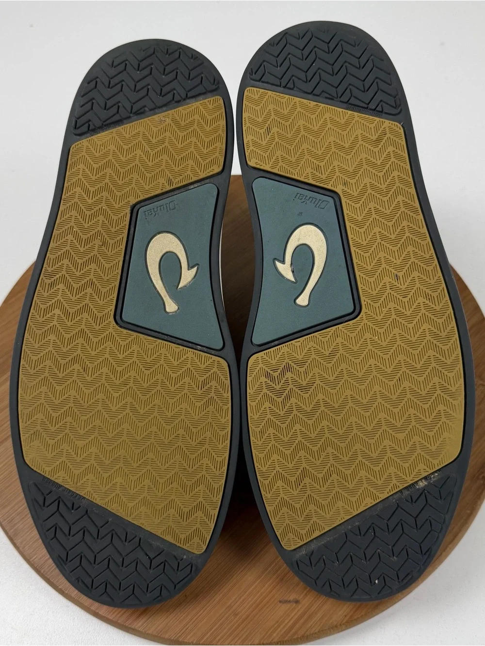 OluKai sleek black